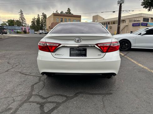 Used 2017 Toyota Camry SE image 4