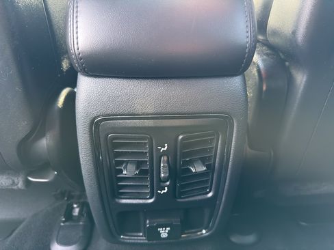 Used 2019 Jeep Grand Cherokee Altitude image 32