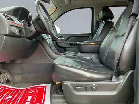 Used 2010 Cadillac Escalade Premium image 10