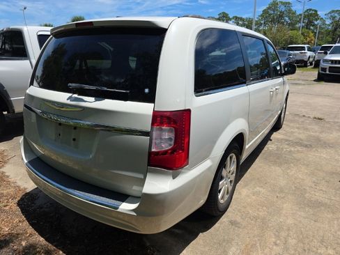 Used 2013 Chrysler Town & Country Touring FWD image 5