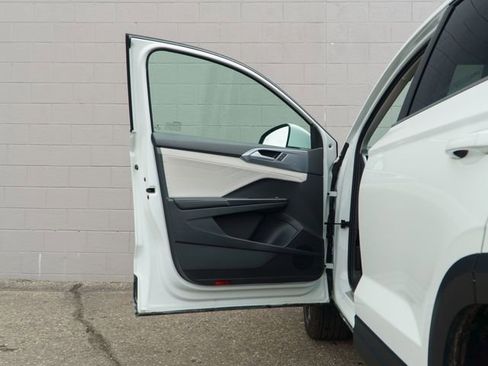 Used 2025 Volkswagen Taos SEL AWD/4WD image 15