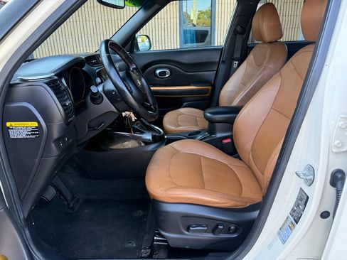 Used 2015 Kia Soul ! w/ Umber Package 1 FWD image 9