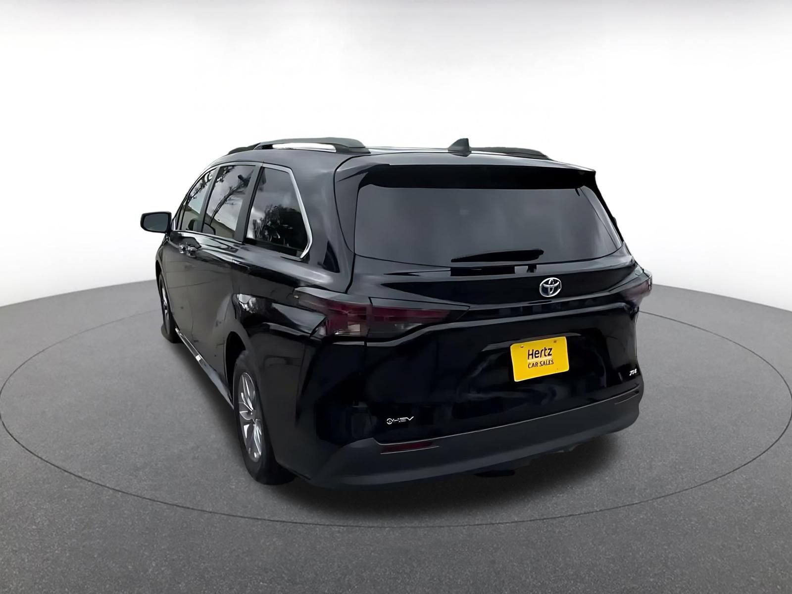 Used 2025 Toyota Sienna XLE FWD image 10