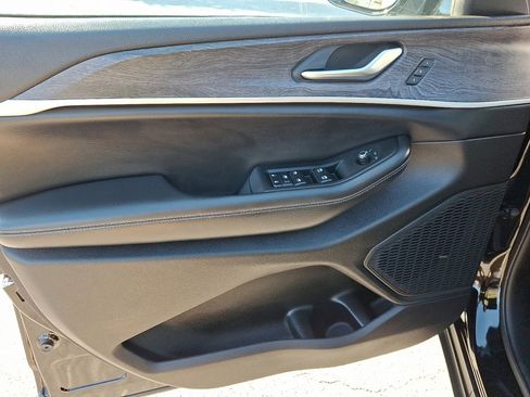 Used 2023 Jeep Grand Cherokee Limited image 23