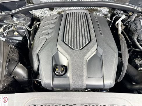 Certified 2023 Porsche Macan AWD/4WD image 26