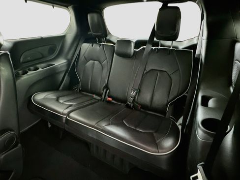 Used 2025 Chrysler Pacifica Limited FWD image 31