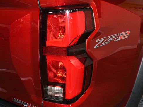 Used 2025 Chevrolet Colorado ZR2 w/ Technology Package AWD/4WD image 59