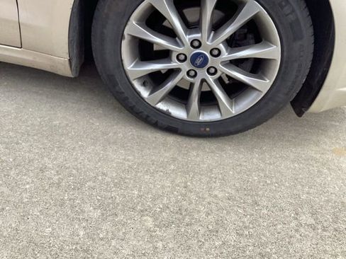 Used 2017 Ford Fusion SE w/ Fusion SE Technology Package image 8