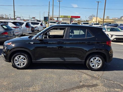 Used 2025 Hyundai Venue SE image 4