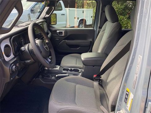 Used 2024 Jeep Wrangler Unlimited image 11