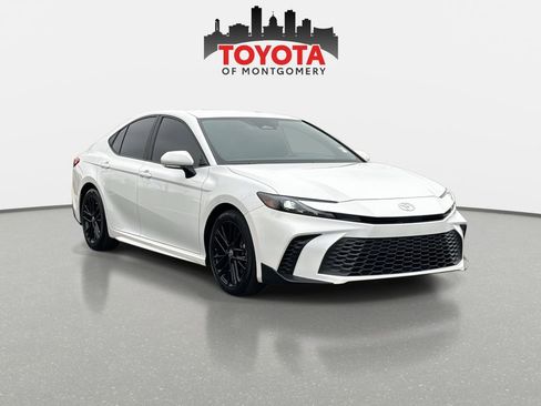 Used 2025 Toyota Camry SE image 1