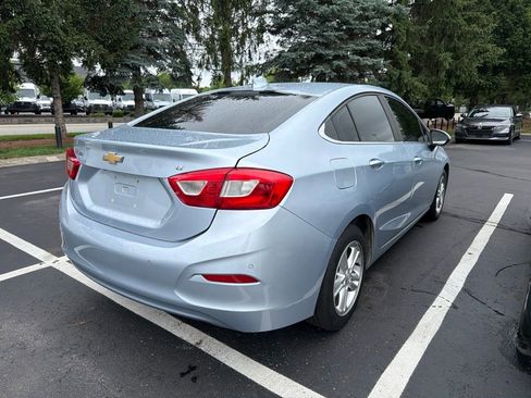 Used 2017 Chevrolet Cruze LT w/ Convenience Package FWD image 3