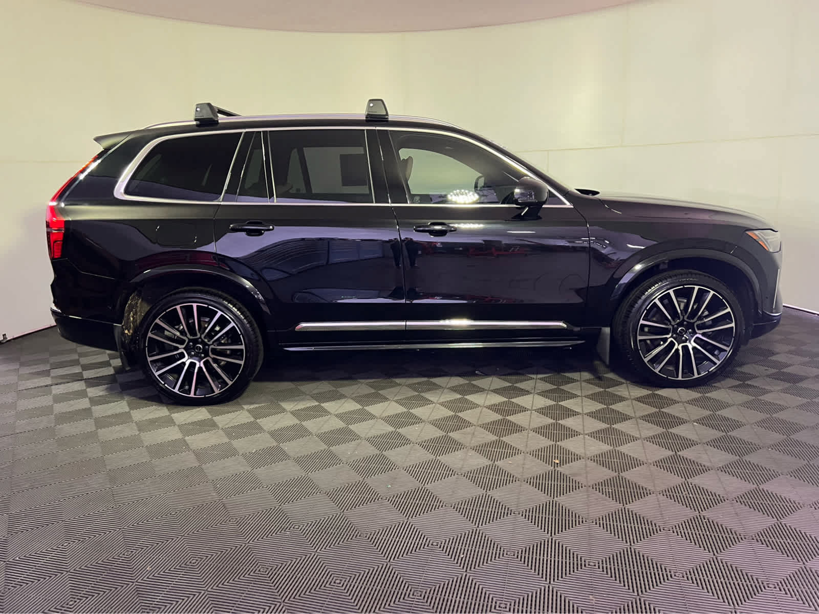 Used 2025 Volvo XC90 B5 Plus w/ Protection Package Premier AWD/4WD image 8