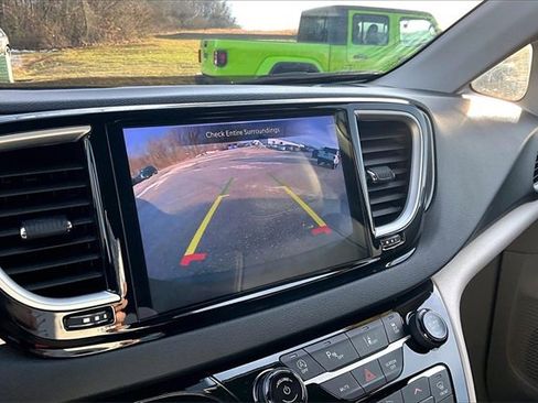 Used 2024 Chrysler Pacifica Touring-L image 21