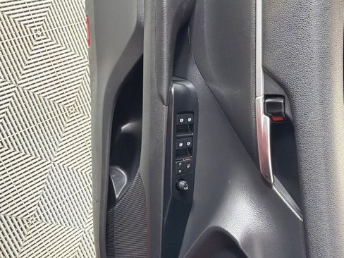 Used 2020 Toyota Camry SE image 11