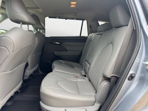 Used 2022 Toyota Highlander XLE AWD/4WD image 13