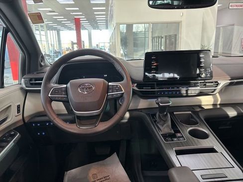 Used 2021 Toyota Sienna Platinum image 42