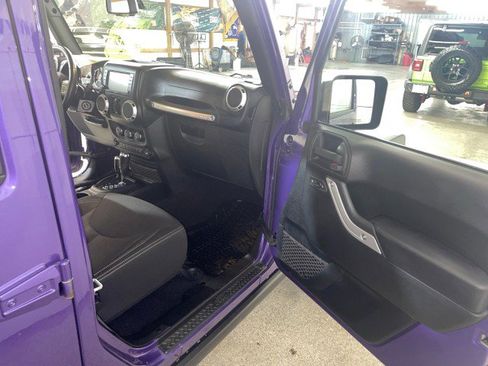 Used 2017 Jeep Wrangler Unlimited Rubicon w/ Cold Weather Group image 14