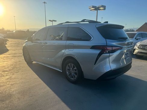 Used 2021 Toyota Sienna XLE FWD image 4