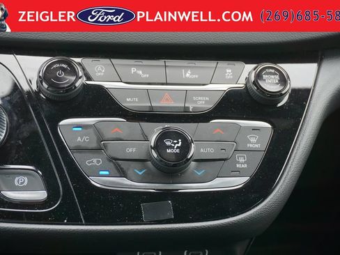 Used 2025 Chrysler Pacifica Select FWD image 23