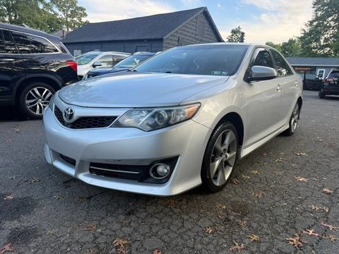 Used 2014 Toyota Camry SE FWD image 1