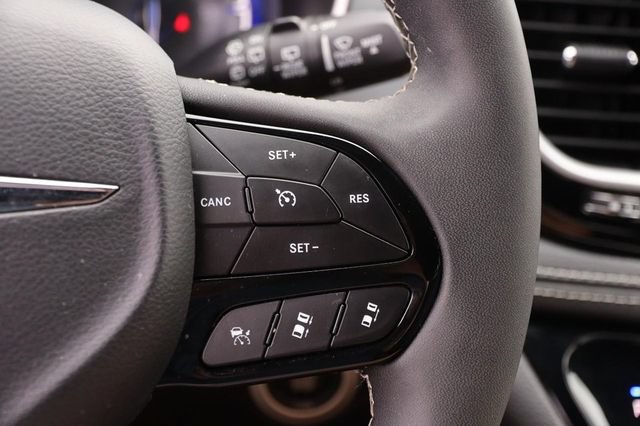 Used 2025 Chrysler Pacifica Limited FWD image 15