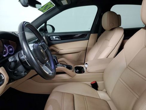 Used 2022 Porsche Cayenne w/ Premium Package image 22