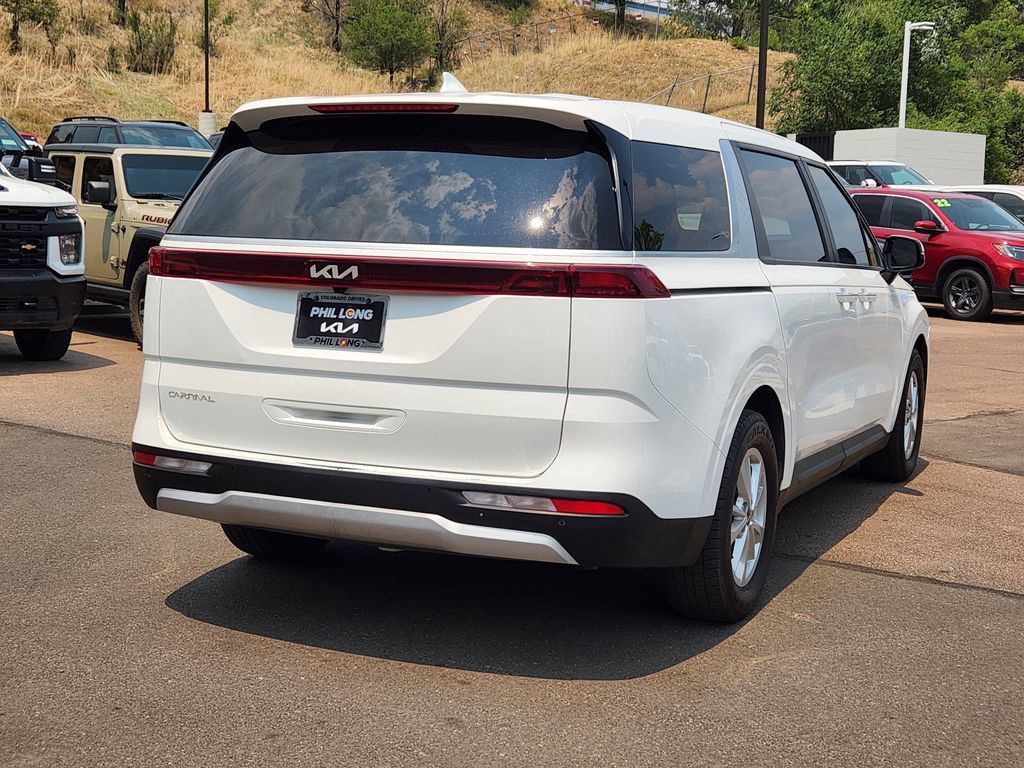 Used 2024 Kia Carnival LX FWD image 4