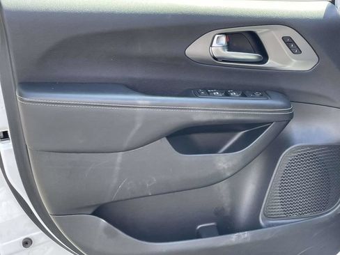 Certified 2025 Chrysler Pacifica Select FWD image 21