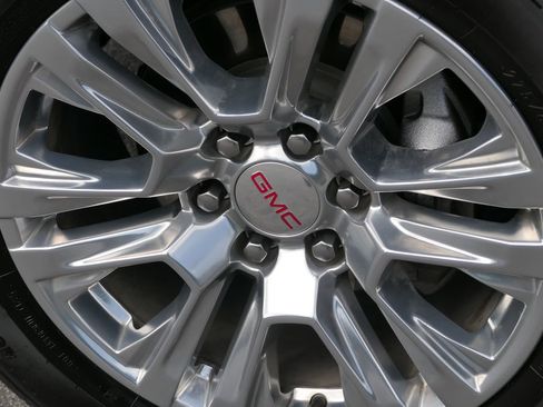 Used 2025 GMC Yukon XL Denali AWD/4WD image 12