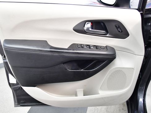 Used 2023 Chrysler Pacifica Touring-L image 18