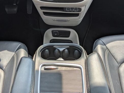 Used 2024 Chrysler Pacifica Limited FWD image 21
