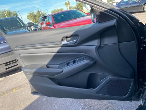 Used 2025 Nissan Altima 2.5 SV image 18