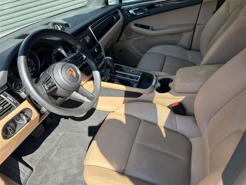Certified 2025 Porsche Macan Base image 4