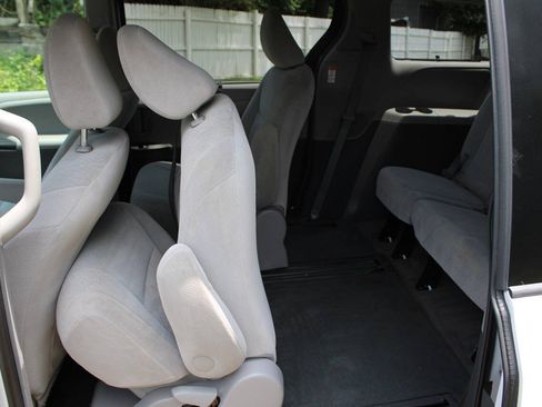 Used 2015 Toyota Sienna LE FWD image 35
