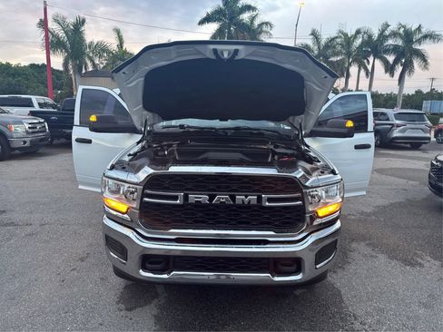 Used 2022 RAM 2500 Tradesman w/ Chrome Appearance Group AWD/4WD image 11