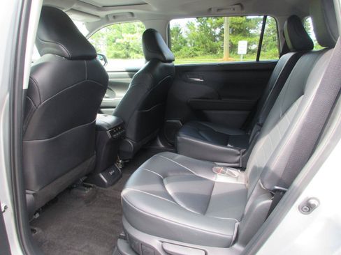 Used 2023 Toyota Highlander XLE FWD image 16