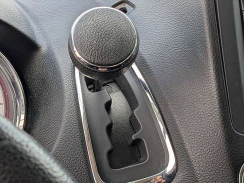 Used 2019 Dodge Grand Caravan SE w/ UConnect Hands-Free Group image 11