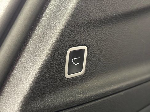 Used 2023 Chrysler Pacifica Limited w/ Uconnect Theater Family Group image 28