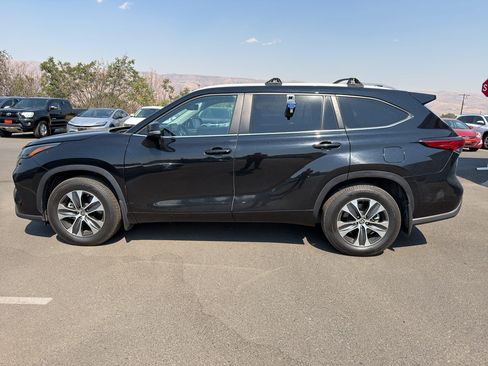 Used 2023 Toyota Highlander XLE AWD/4WD image 11
