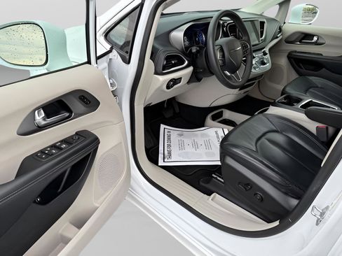 Used 2022 Chrysler Pacifica Touring-L FWD image 18
