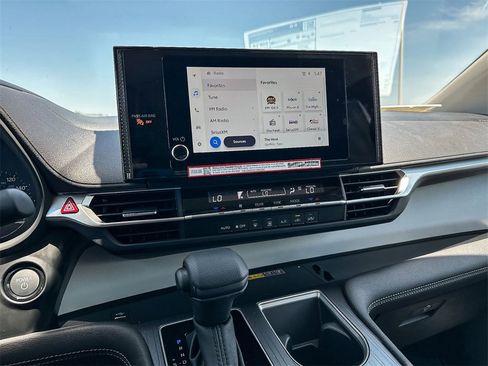 Used 2025 Toyota Sienna LE image 21