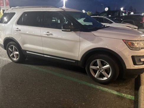 Used 2017 Ford Explorer XLT w/ Equipment Group 202A image 9