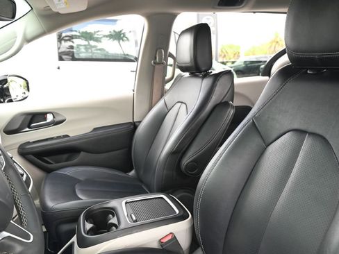 Used 2024 Chrysler Pacifica Touring-L FWD image 14