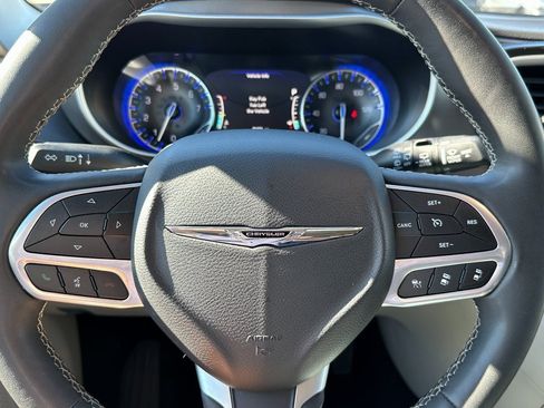 Certified 2024 Chrysler Pacifica Touring-L image 24