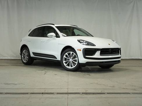 Used 2025 Porsche Macan image 9