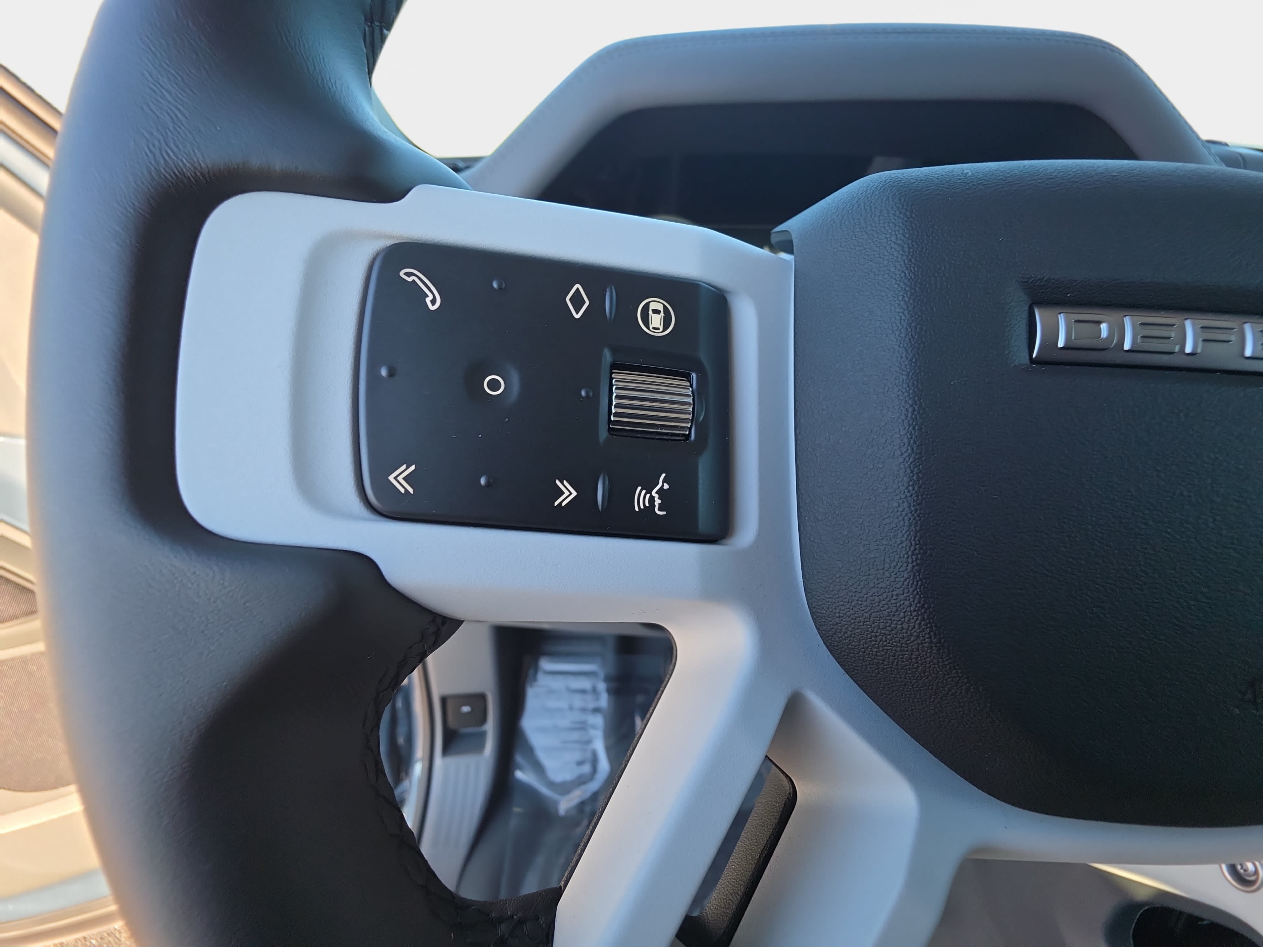 New 2026 Land Rover Defender 110 X-Dynamic SE AWD/4WD image 16