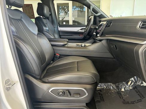 Used 2025 Jeep Wagoneer Series II AWD/4WD image 22