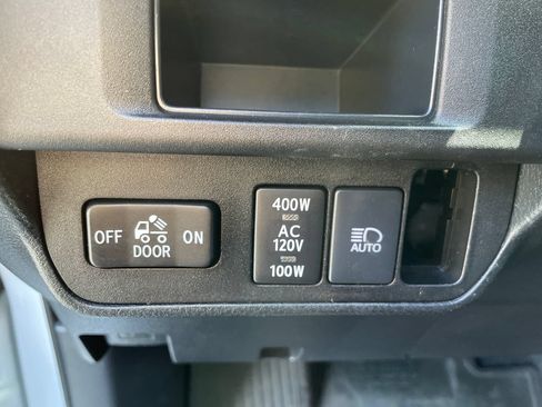 Certified 2018 Toyota Tacoma TRD Off-Road AWD/4WD image 11