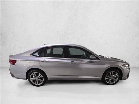 Used 2024 Volkswagen Jetta SE FWD image 4